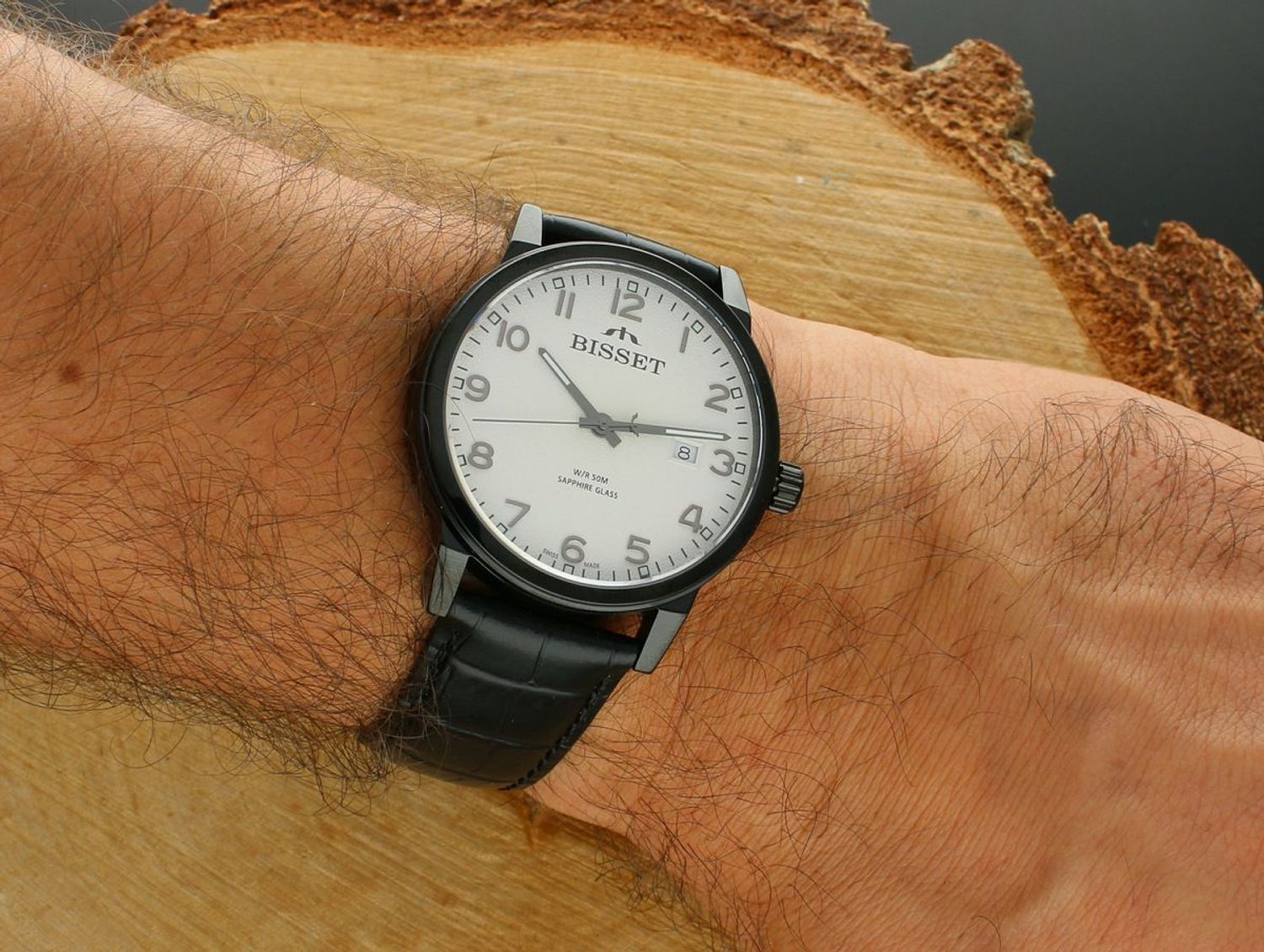 Bisset BIS185 BSCE62 – elegancki męski zegarek szwajcarski z mechanizmem kwarcowym, białą tarczą, czarną kopertą, szafirowym szkłem i skórzanym paskiem. Wodoszczelność ograniczona, datownik.1.jpg